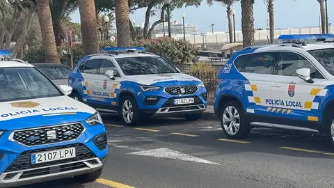 Vehículos de la Policía Local aparcados al lado de la comisaría