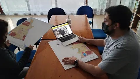 David Rocío dando respuesta a las dudas de una vecina.