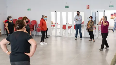 Isidro Pérez y Alma González observando el desarrollo de una actividad del “Plan de Envejecimiento Activo de San Bartolomé”.