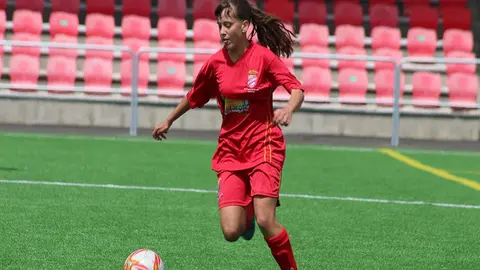 Jugadora del FC Puerto del Carmen intentando controlar el balón durante el desarrollo de un encuentro.