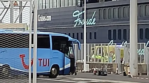 Ambulancias del Servicio de Urgencias Canario atendiendo a la mujer afectada.