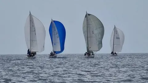 Diferentes embarcaciones durante la jornada de competición.