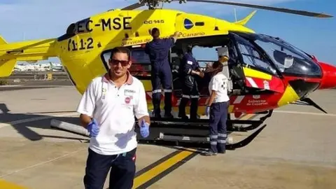 Yoné Caraballo con el helicóptero medicalizado que se supone que va a venir a tener base en Fuerteventura.