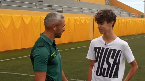 Imagen del guardia civil y del joven al que salvó la vida.