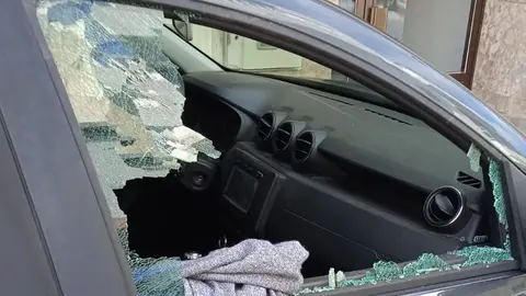 Imagen de cómo quedó el vehículo tras el robo.