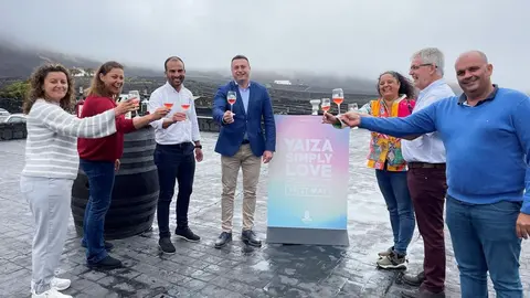 Los implicados en el evento brindando en La Geria.