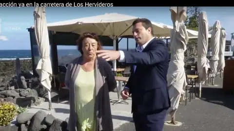 El alcalde de Yaiza conversando con una vecina de El Golfo sobre los perjuicios que está suponiendo el cierre prolongado de la carretera. 