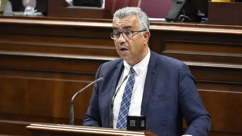Pedro Sosa durante su intervención en el Pleno del Parlamento de Canarias.