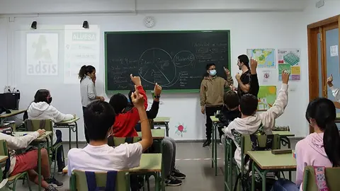 Alumnos de uno de los Centros de Educación Infantil y Primaria de Tías participando activamente en uno de los talleres de los riesgos y la prevención de las adicciones a las tecnologías .