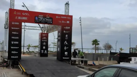 Operarios retirando el escenario en que se iba a realizar la entrega de trofeos del XXIV Rally Isla de Los Volcanes.