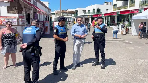 El alcalde Óscar Noda con los policías locales en Playa Blanca.