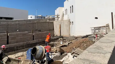 Operarios trabajando en la obra de la reforma integral del velatorio de Tías.