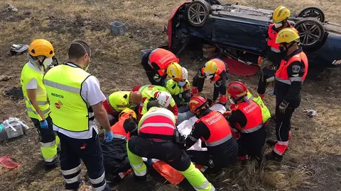 Imagen de los bomberos del Consorcio de Seguridad y Emergencias junto a operarios sanitarios atendiendo al conductor herido.