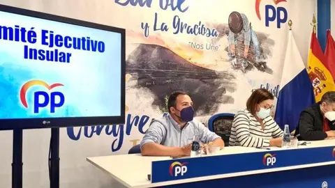 Jacobo Medina, Astrid Pérez y Francisco Aparicio en una reunión del partido