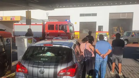 Imagen de la llegada de los bomberos a la gasolinera