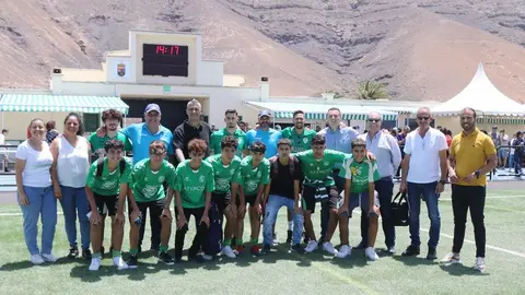 El alcalde de Yaiza con los niños.