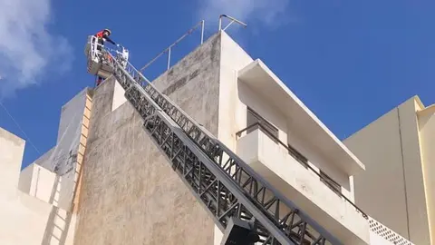 Los bomberos de Arrecife recolocando un depósito de agua.