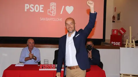 Raúl de León  cuando fue elegido secretario general.