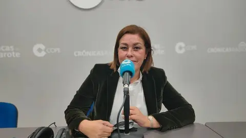 Astrid Pérez en el estudio de Crónicas Radio.