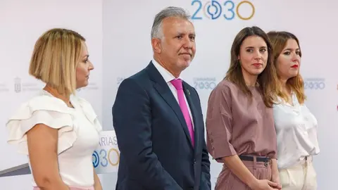 Ángel Víctor Torres con Irene Montero y Noemí Santana.