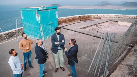 Sergio Ramos junto a diferentes representates del PP de Lanzarote junto a la zona destinada al SIVE.