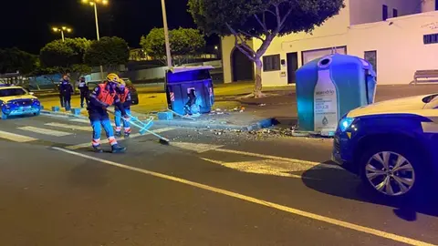 Bomberos del Consorcio de Seguridad y Emergencias realizando la limpieza de la calzada.