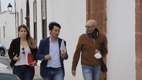 Componentes del PSOE en Teguise acudiendo al Pleno del municipio.
