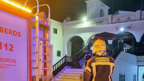 Bomberos del Consorcio de Seguridad y Emergencias durante su actuación en un restaurante de Puerto del Carmen.
