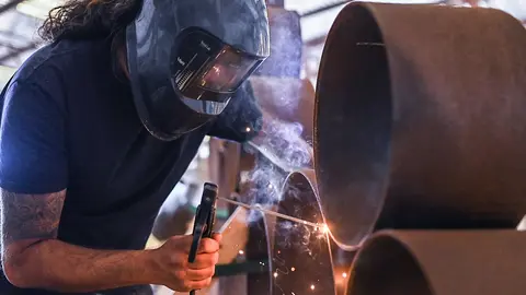 César Corujo soldando la escultura que se colocará en San Bartolomé.