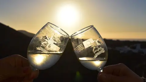 Imagen de dos copas con vino de Lanzarote.