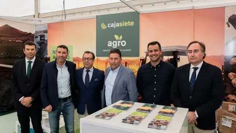 El alcalde de Teguise, su consejero de Agricultura, los representantes de Caja 7 y del sector agrícola en la inauguración de la feria.