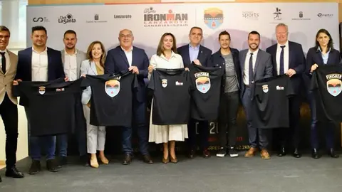 María Dolores Corujo junto a las diferentes personalidades durante la presentación de la XXX edición del Ironman Lanzarote.