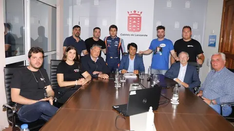 Curiosa imagen en la que posan los dos consejeros que anunciaron la suspensión del rally y parte de los participantes y de la organización después de que les comunicaran el infeliz desenlace