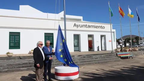 José Juan Cruz junto a el presidente de la Casa de Europa en Lanzarote, Nicolás Pérez, izando la bandera de la Unión Europea.
