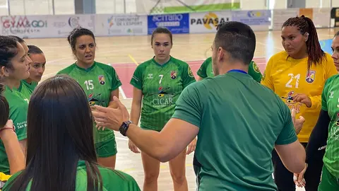 Imagen del técnico del CB Zonzamas CICAR  dando indicaciones