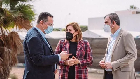 Astrid Pérez con los dos máximos responsables del PP en Canarias.