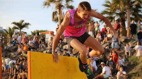 Participante de  Wild Race Ninja Track sobrepasando un obstáculo durante el desarrollo de la prueba.