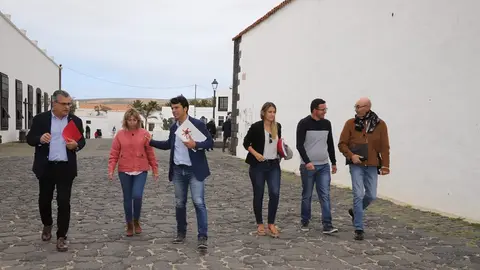 Marcos Bergaz junto a otros representantes del PSOE en Teguise.