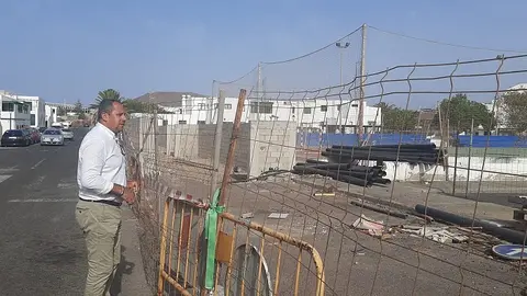 Juan Monzón junto a las obras de la estación de contenedores.