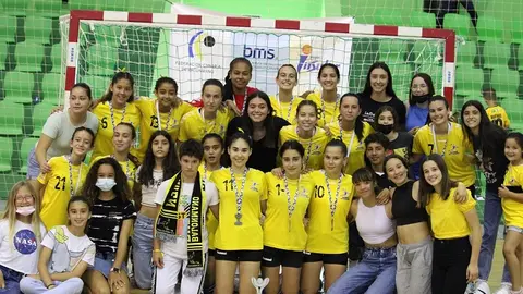 Equipo cadete del CB Puerto del Carmen celebrando el subcampeonato en el Campeonato de Canarias.