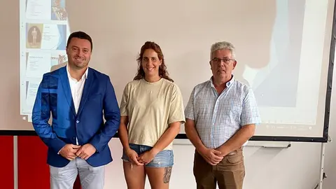 Óscar Noda y Ángel Domínguez junto a Erika Villaécija.