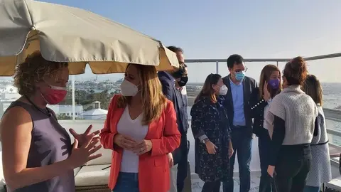 Elena Solís y María Dolores Corujo el día que se presentó el pacto entre el PSOE y Podemos.