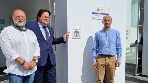 El concejal de Servicios Sociales, Nicolás Saavedra, el concejal de Urbanismo, Ulpiano Calero, y el presidente de AsperCan, Israel Betancort Martínez, junto a uno de los pictogramas.