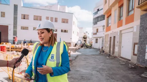 Astrid Pérez en su visita a la Plaza Pedro Alcántara de Arrecife.