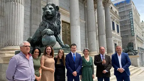 Manuel Fajardo Palarea, María Dolores Corujo,Alfredo Mendoza y Hector Gomez en compañía de una representación de los vecinos afectados en los exteriores del Congreso de los Diputados.