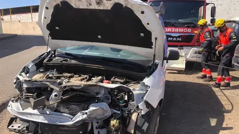 Imagen de los bomberos retirando de la vía uno de los vehículos afectados por el accidente.