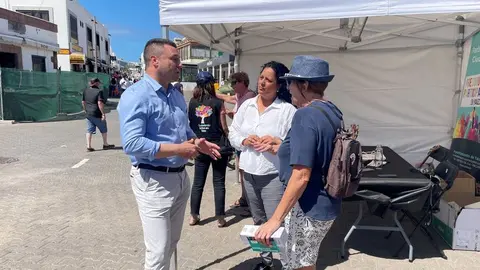Óscar Noda charlando con unos vecinos en Playa Blanca.