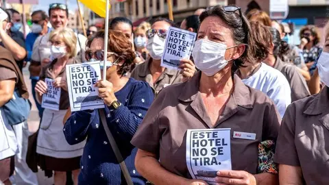 Imagen de la concentración que se produjo recientemente para tratar de salvar los hoteles Tres Islas y Oliva Beach.
