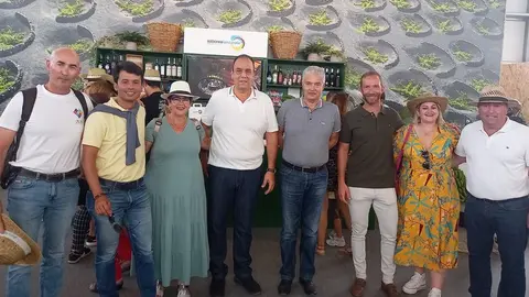 Imagen de representantes del PSOE y de CC de Lanzarote en la feria. CHALO FRÍAS