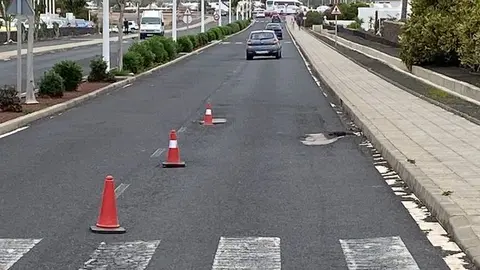 Zona señalaizada en Playa Blanca por el mal estado de la carretera.
